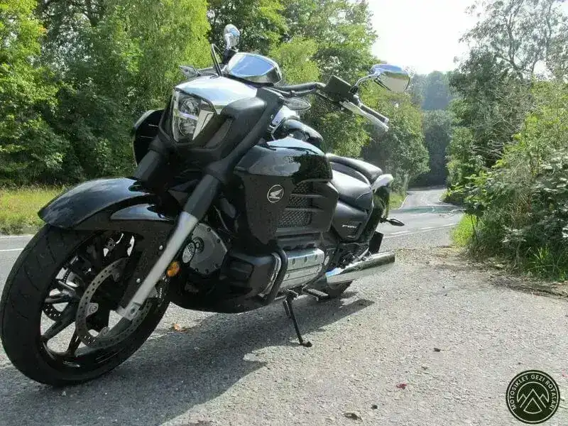 Harley Davidson Tri Glide Ultra mi? Hangisi daha iyi